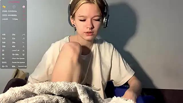 StripChat LorRebak is Freechat LorRebak — Tease my boobs under t-shirt