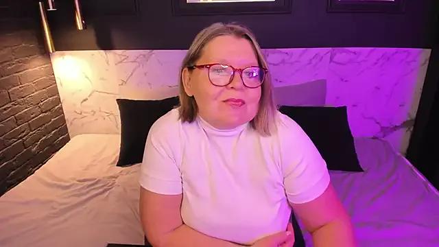 StripChat Shannonshine is Private Shannonshine — urvy body in underwear